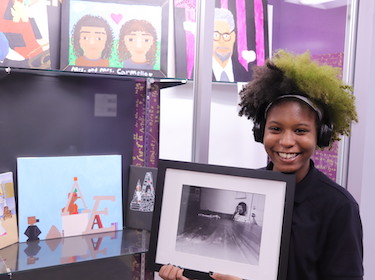 Jaliejhnae Brown with photo of brother